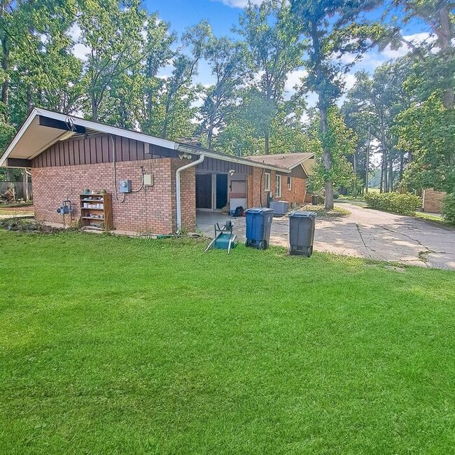 Building Photo - Mid-Century Modern Ranch Style Home 3/Bedr...