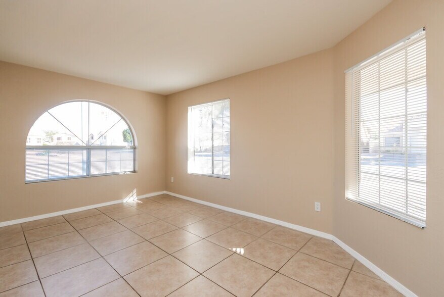 Building Photo - 969 E Elgin St