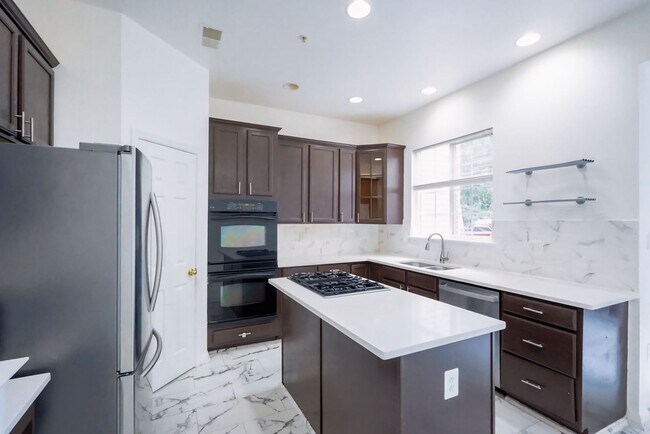 Building Photo - Lovely 3 BR/2 Full BA 2Half BA Townhome in...