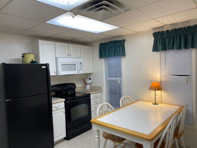 Kitchen refrigerator, full oven and microwave - 604 S Oakwood Ave