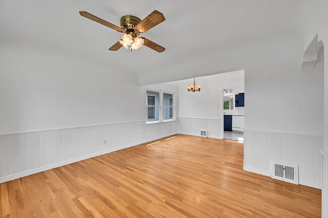 Building Photo - $2,300.00 - 2 Beds, 1 Bath, Single Family ...