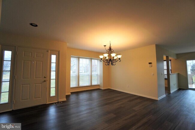 Building Photo - 458 Country Club Dr