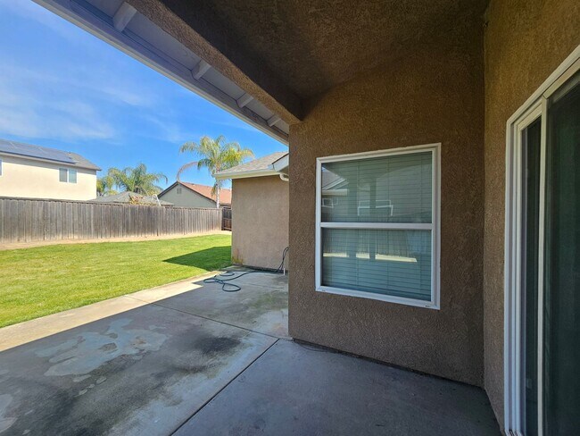 Building Photo - 4 Bedroom 2 Bath