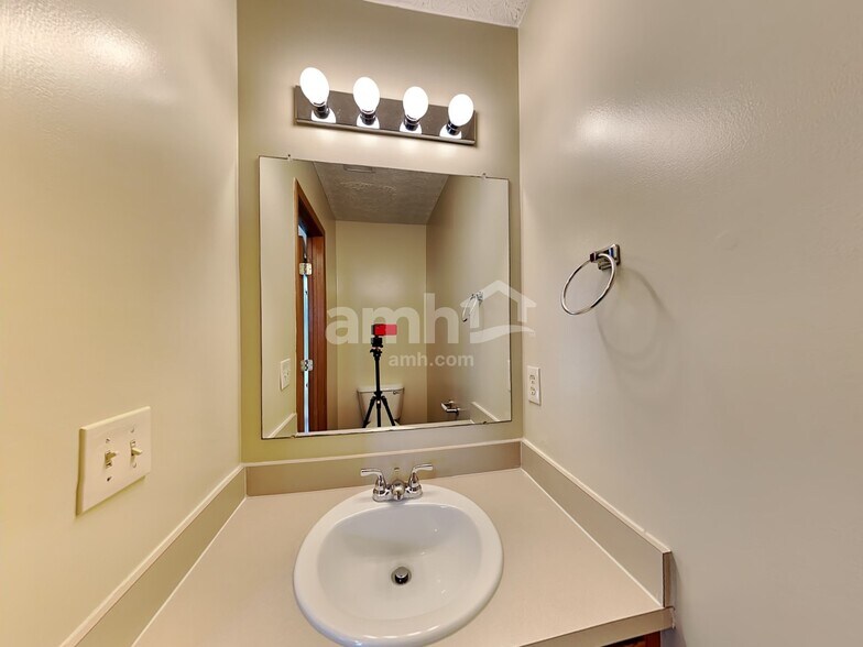 Building Photo - 5734 Cedar Lawn Dr