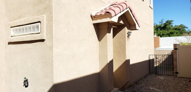 Building Photo - NW Albuquerque Town Home