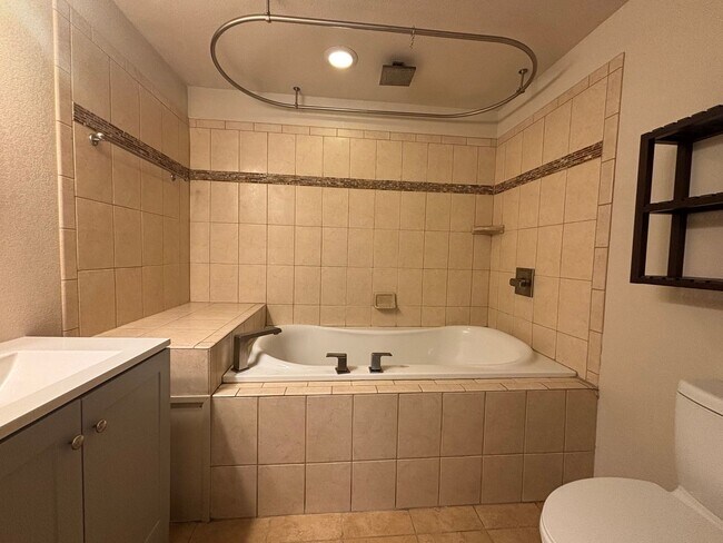Building Photo - 4 Bedroom, 3.5 Bathroom Home with A/C! - A...