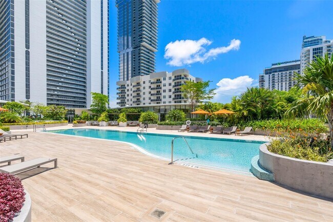 Building Photo - 700 NE 24th St