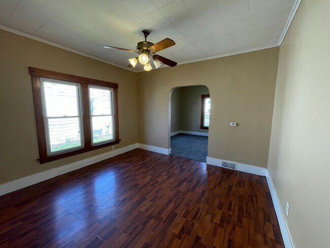 Building Photo - 2 Bed/ 1 Bath with Garage