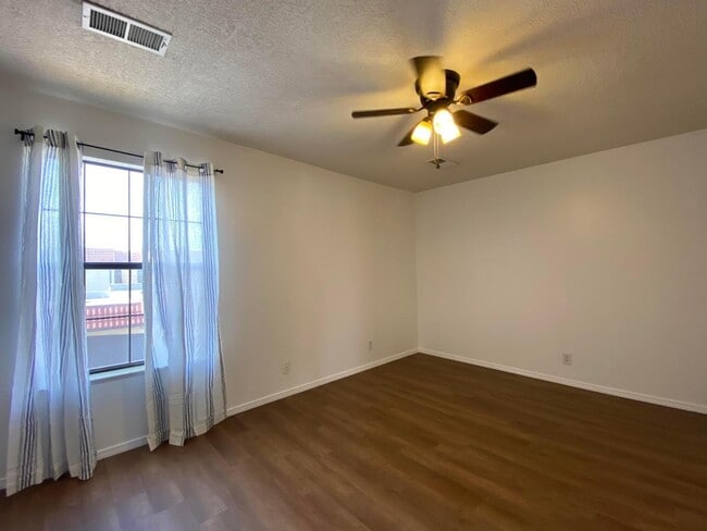 Building Photo - 807 Country Club Dr SE