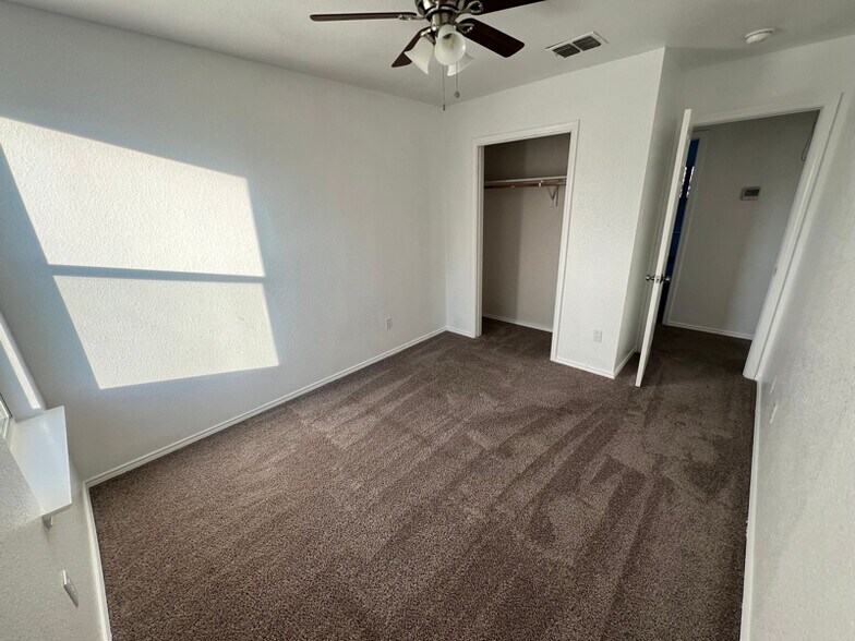 Building Photo - 10636 Wild Oak Dr