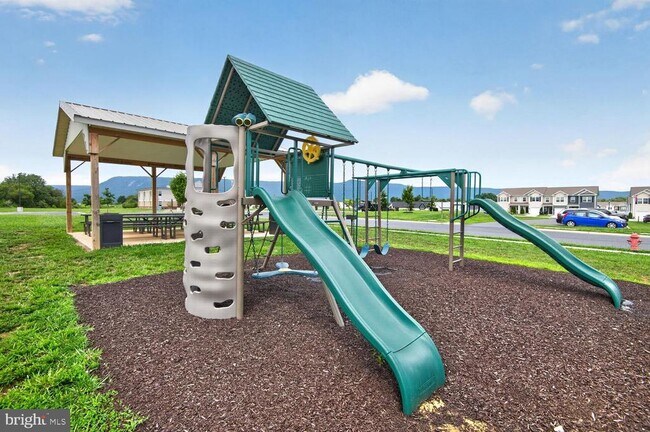 Building Photo - 184 College Dr