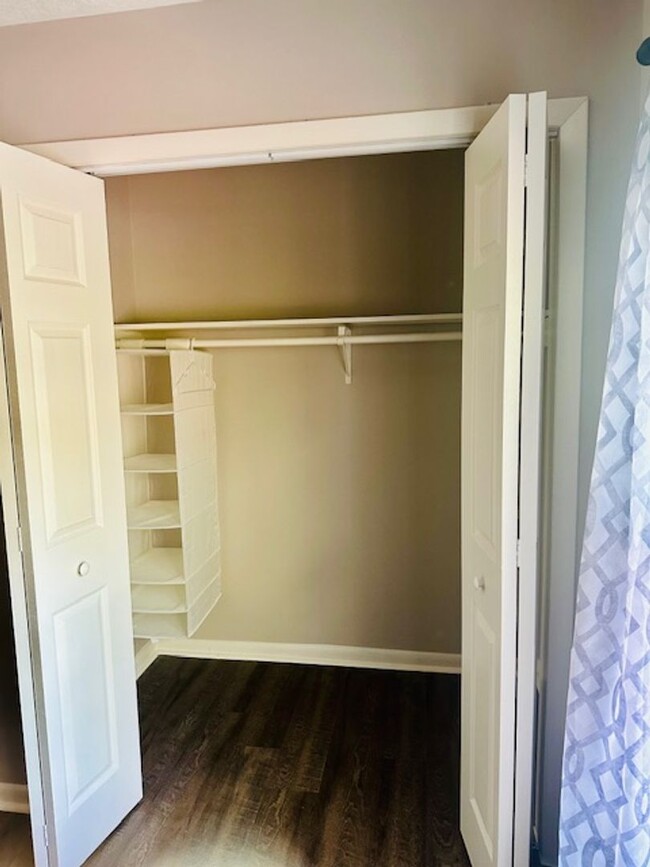 Building Photo - End unit town  house walking distance to b...