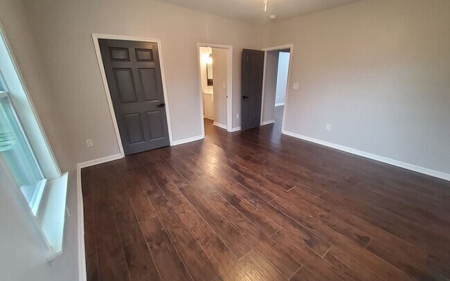 Building Photo - Newly Renovated with Luxury Features