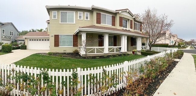 Building Photo - Livermore HUGE family home 5bd/5a with Pool and firepit!
