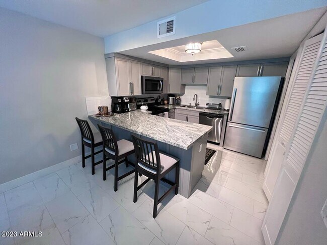 Building Photo - 906 S Lola Ln
