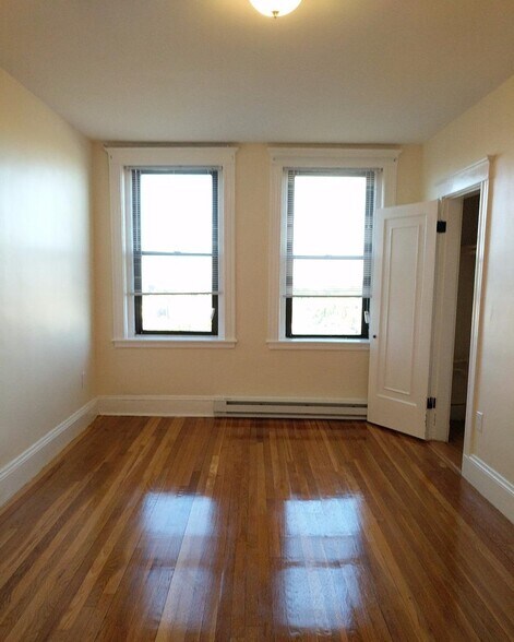 Building Photo - 375 Broadway