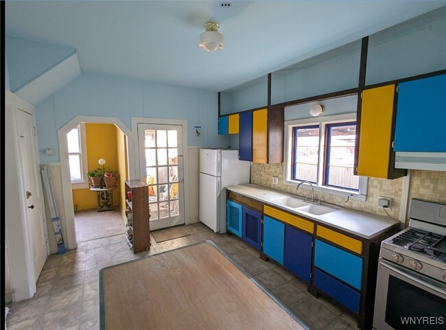 Building Photo - 107 Hawley St