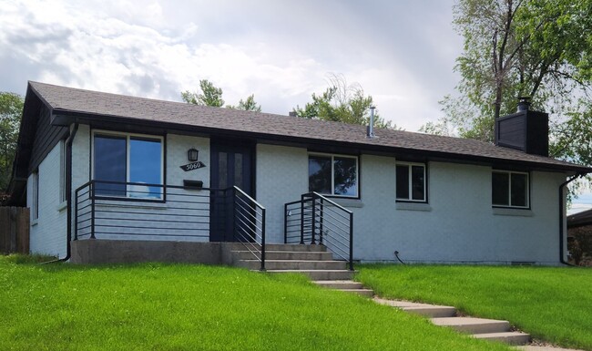 Building Photo - Completely renovated Ranch Style home in E...
