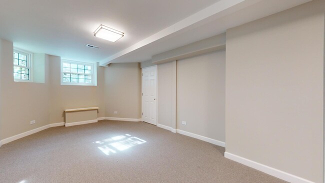 Building Photo - 3727 N Lakewood Ave