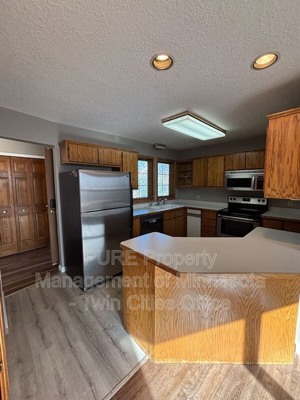 Building Photo - 645 Sullivan Dr NE