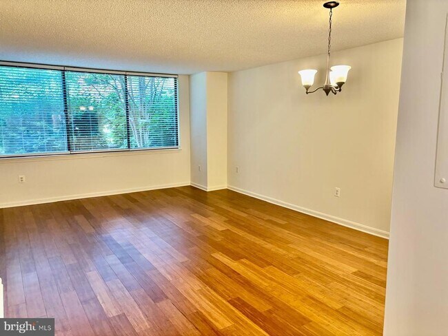 Building Photo - 10101 Grosvenor Pl
