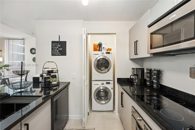 Building Photo - 300 S Biscayne Blvd