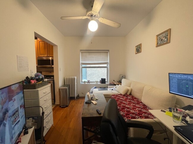 Building Photo - 677.5 W Wrightwood Ave