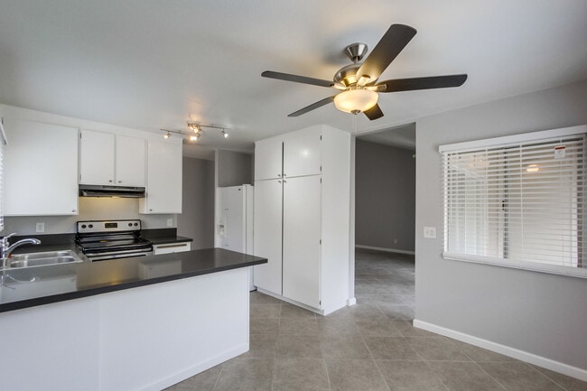 Building Photo - Spacious 3 Bedroom Condo Available for Move In May 1st