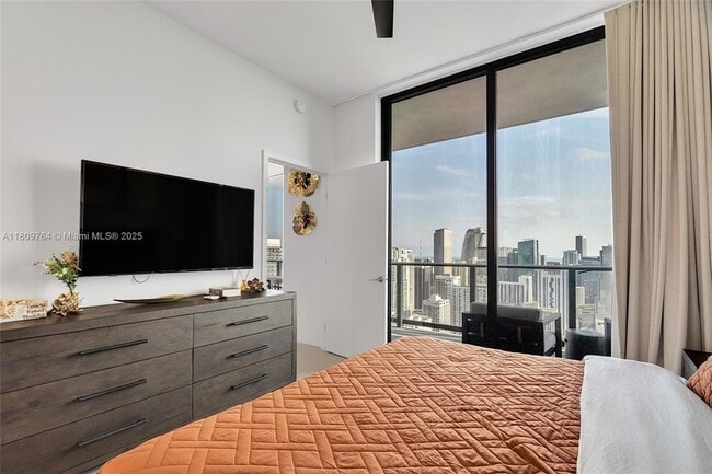 Building Photo - 601 NE 1st Ave