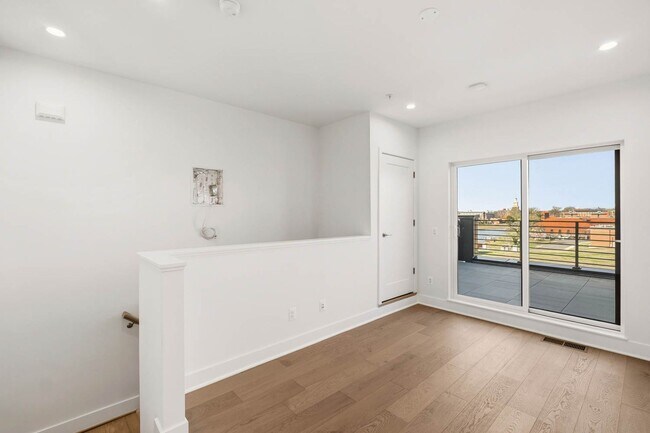Building Photo - Bloomingdale Townhome | 3 Bed + Den | 3.5 Bath | 1,800 Sf | Large Private Rooftop Deck & Balcony ...