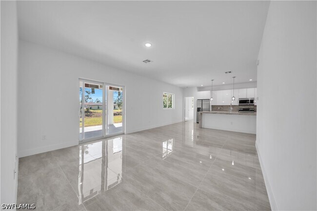 Building Photo - 1142 Dutchess St E