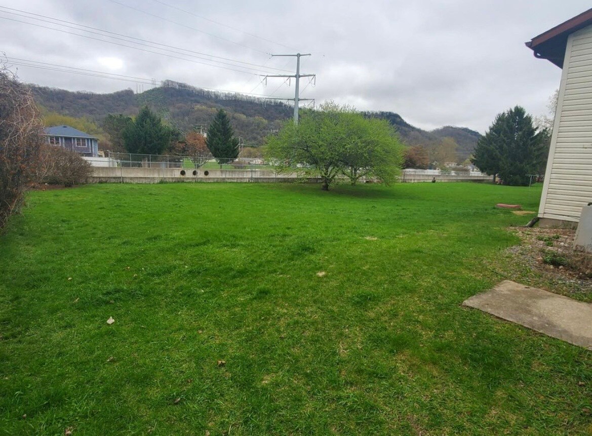 Backyard shared with tenants - 3511 29th Ct S