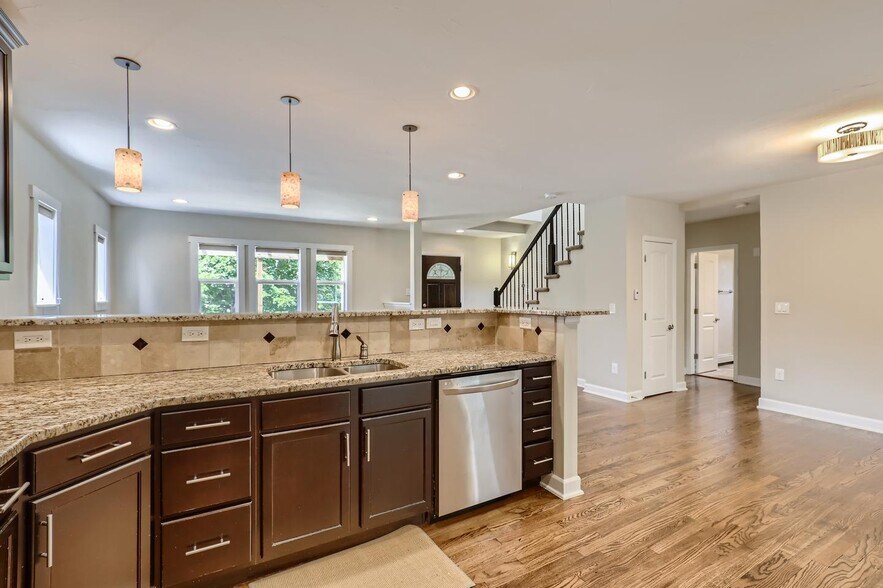 Building Photo - Spectacular Mayfair home with great backyard entertaining