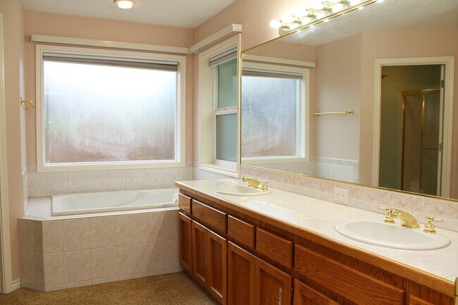 Building Photo - 15040 SE Lostine Dr