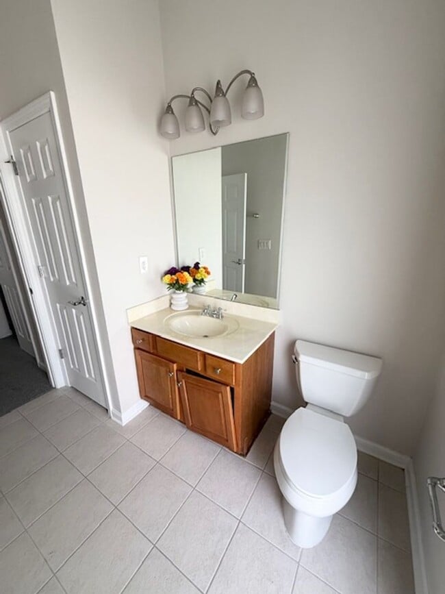 Building Photo - Spacious and well-appointed 4-bedroom, 3.5...