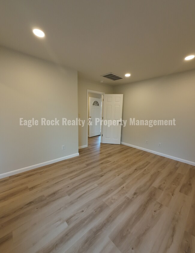 Building Photo - 1369 E 67th St