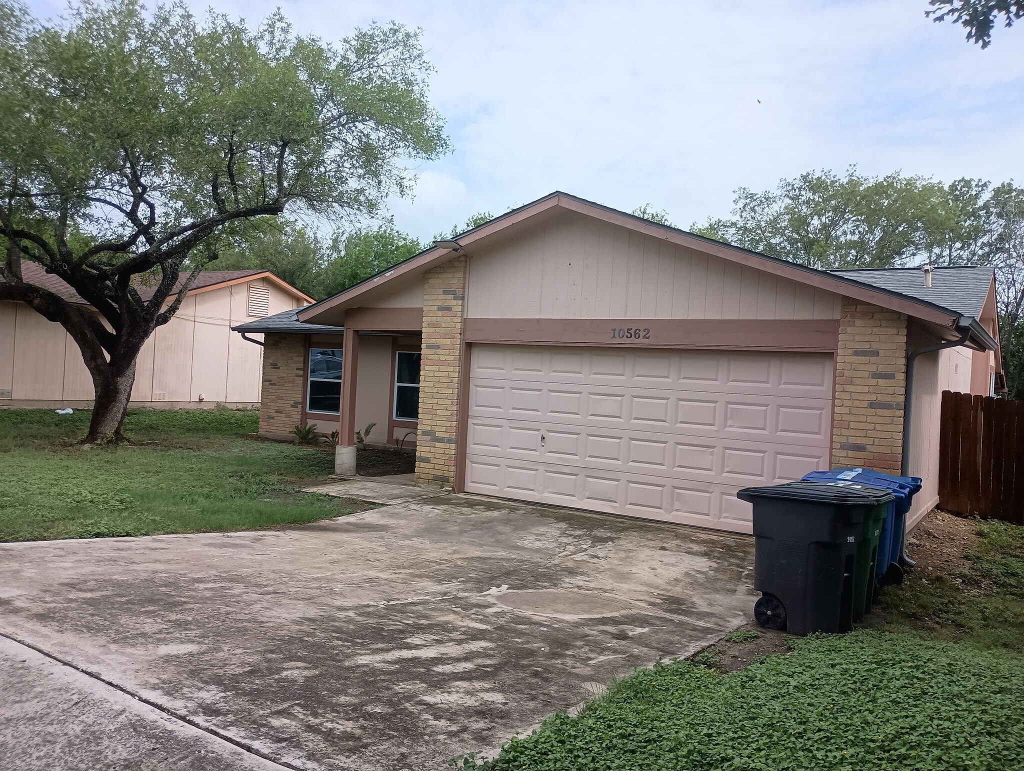 Building Photo - Room in House on Bounty Dr