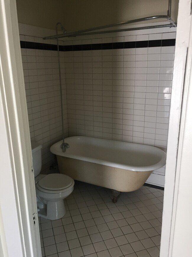 Bath View 3 - 1414 Logan St