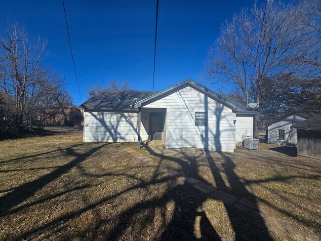 Building Photo - 3 Bed 2 Bath at Shawnee