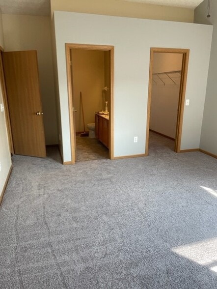 Master bedroom with ensuite with double sinks and 2 walk in closests - 122 Shay St