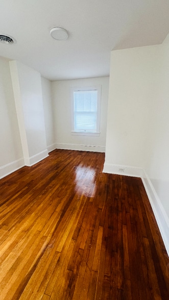 Building Photo - 812 Tyler Ave