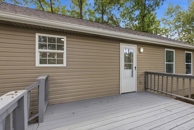 Building Photo - Fully Renovated and Move-In Ready Rental!