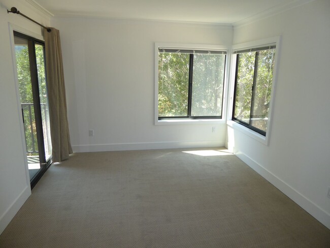 Building Photo - MIDDLE, END UNIT CONDO IN SPYGLASS WITH ST...