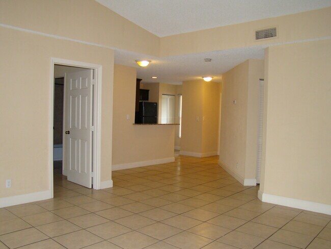 Building Photo - Exclusive Offer: Reduced Rates Now Availab...
