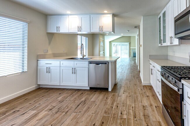 Building Photo - 2 bedroom home with wonderful location A MILE FROM THE BEACH