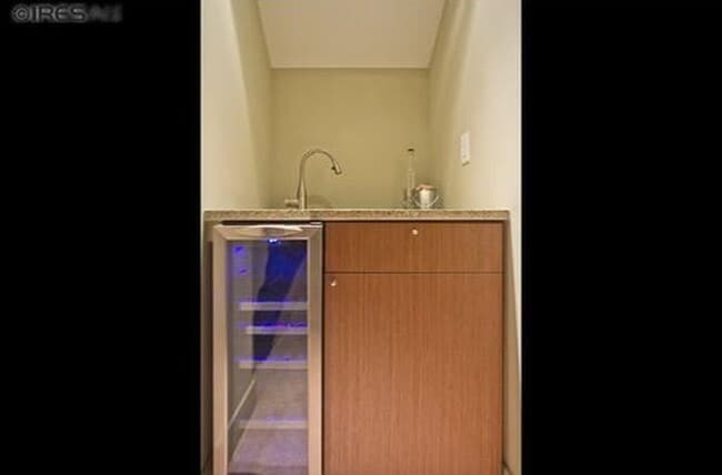 Building Photo - Elegant Contemporary Town Home with 2 bedrooms/4 baths with Private Elevator Coming Available Soon!