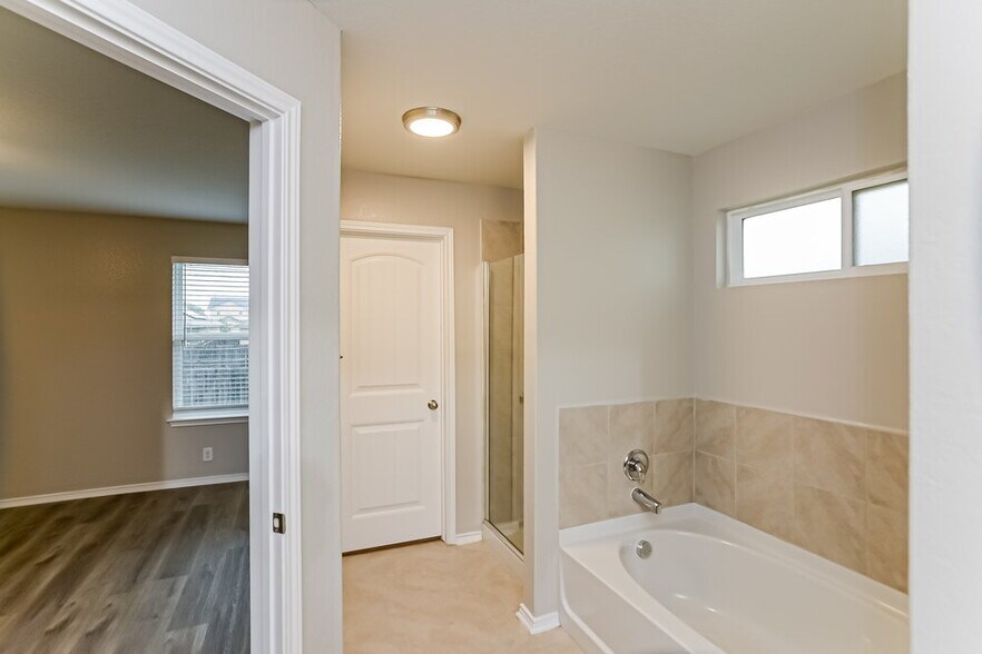 Building Photo - 8806 Double Oak