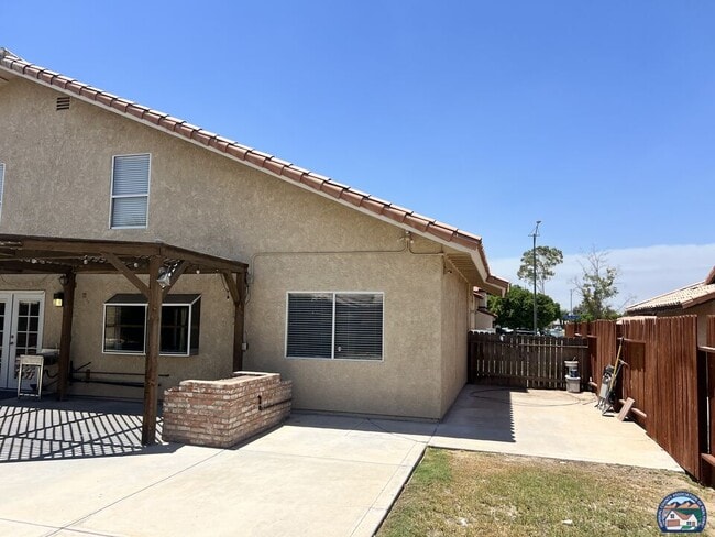 Building Photo - 1240 E Calle De Oro