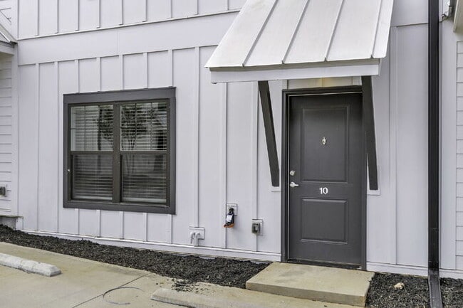 Building Photo - Modern 2BD, 2.5BA Townhouse with Large Loft in Travelers Rest