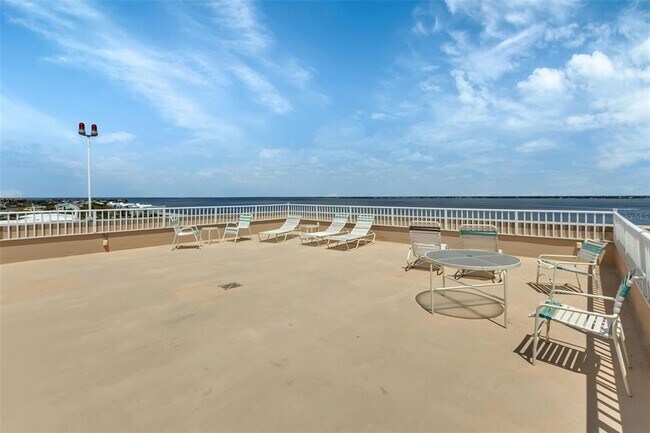 Building Photo - 1500 Park Beach Cir